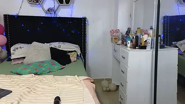 Chat +18 de charlotte_077 ao vivo