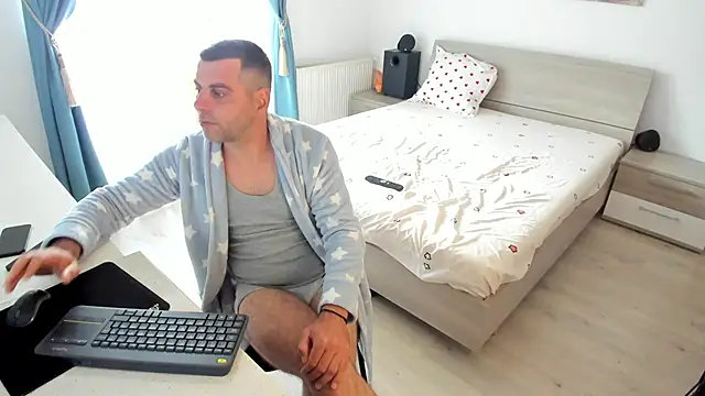 rickysun: διαδικτυακό σόου στην κάμερα