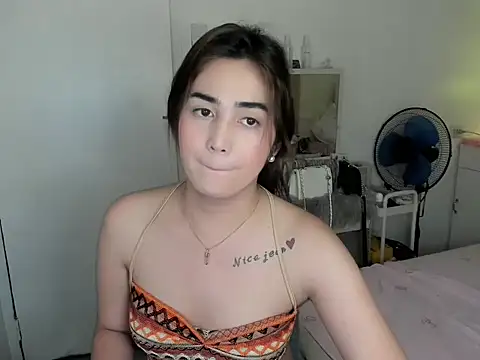 nica_doll Show in webcam