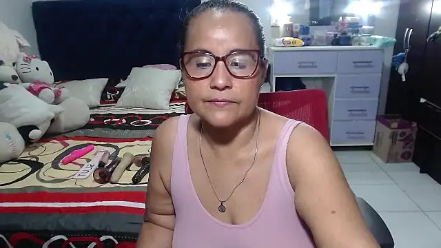 Pokazy przed kamerką – pervert_mommy_