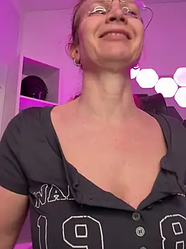 AnnikaRose Adlı Modelin Canlı XXX Sohbeti