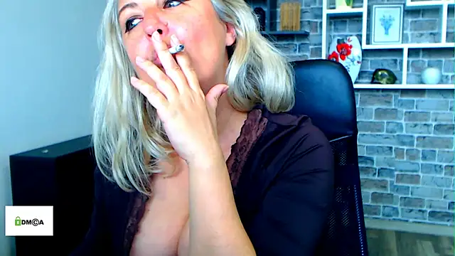 angel_devil_milf élő XXX-chatje