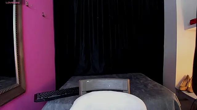 ScarletBigTitties' Live XXX Chat