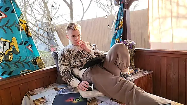 Вебкам-шоу Vuitton