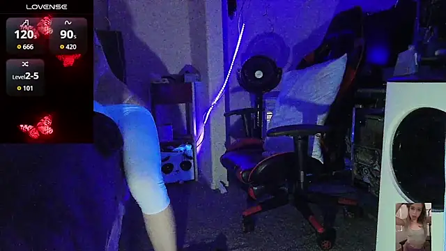 Blondiewithanass Chat XXX in diretta