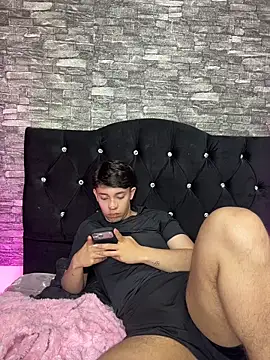 Noah_ledom Chat XXX in diretta