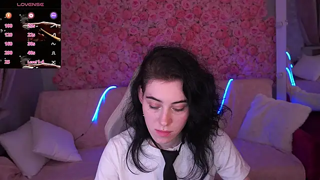 Show modela CurleyBlueEyes na web-kameri