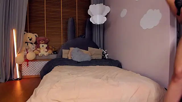 Show modela MiaSilkX na web-kameri