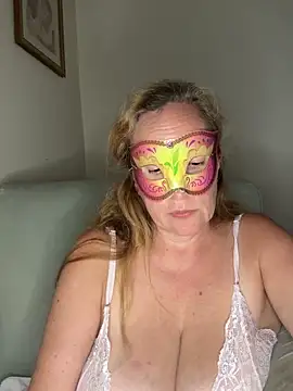 Pokazy przed kamerką – largeboobies30