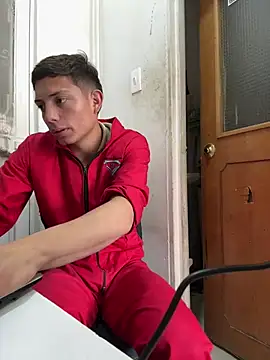 santiObrero: διαδικτυακό σόου στην κάμερα