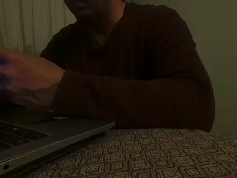 ALPHANDRE: διαδικτυακό σόου στην κάμερα