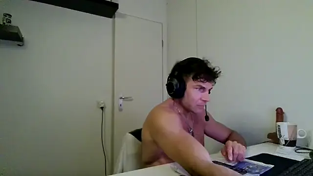 alpha-hunk Chat XXX live