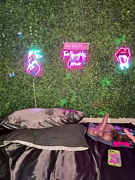 RenaThickAss Show in webcam