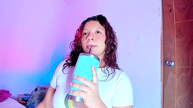 Chat XXX en directo de Emily_Coper18