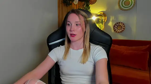 ElaraVoltage élő XXX-chatje