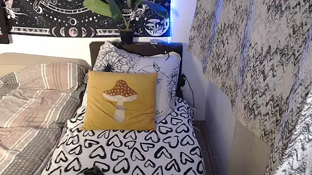 AlienforTwenty live XXX chat