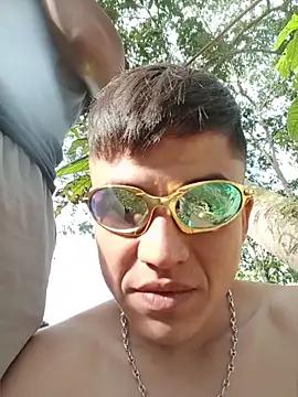 TwoMuchFun11: διαδικτυακό σόου στην κάμερα