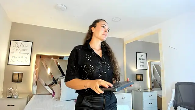 Chat +18 de cellestehot ao vivo