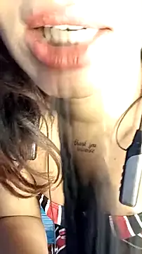 Oshadi_ruchira: διαδικτυακό σόου στην κάμερα