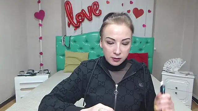 ElizabethSho Chat XXX in diretta