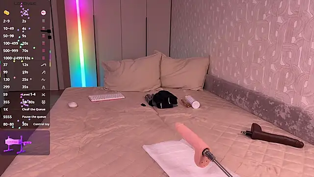 Walt_Enjoy: διαδικτυακό σόου στην κάμερα