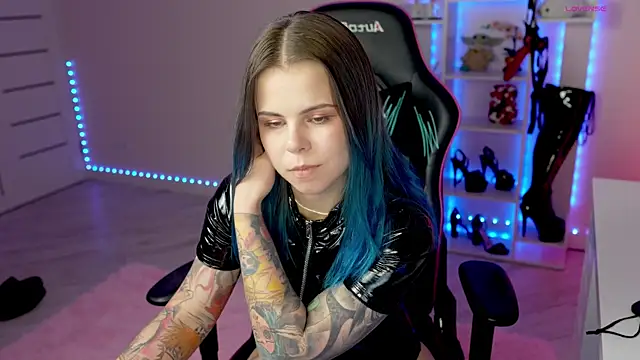 QueenAliceX élő XXX-chatje