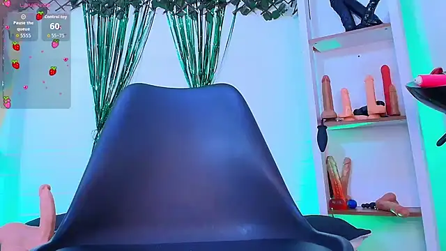 louise_nails' Live XXX Chat