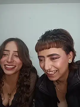 AlexxaAndRileyy Adlı Modelin Canlı XXX Sohbeti