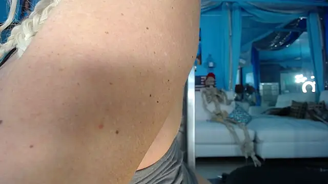 Chat +18 de ADRIANNA_FOX ao vivo