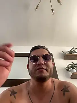 HOTB0Y18 Webcam show