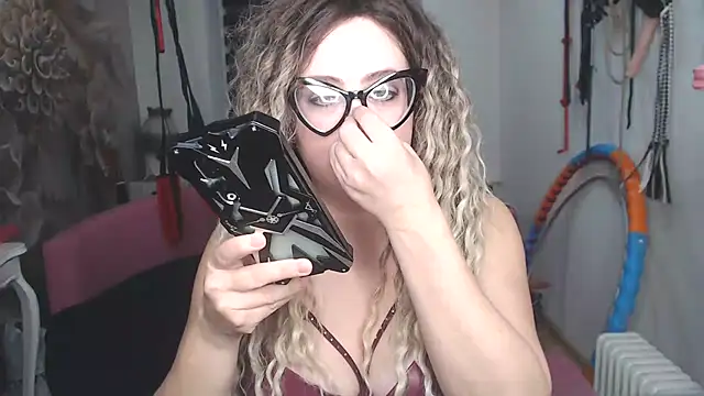 Chat +18 de MISSwithDOLLS ao vivo