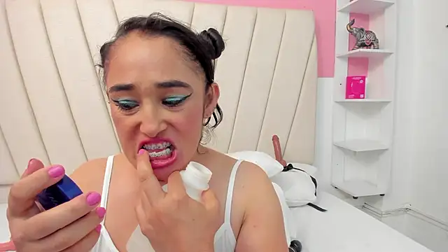 charlotte-11's Live XXX Chat