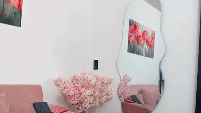 pinky_f00x's Live XXX Chat