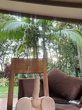 AliceMrtnz: διαδικτυακό σόου στην κάμερα