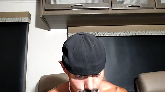 ThickD2C élő XXX-chatje