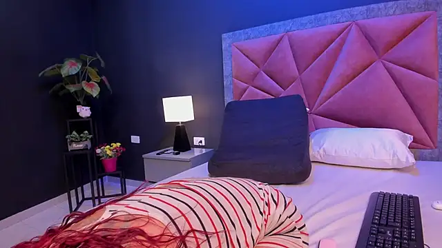 mia_milff Adlı Modelin Canlı XXX Sohbeti