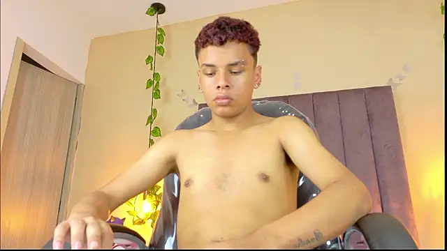 Chat +18 de Xavier_Fox___ ao vivo