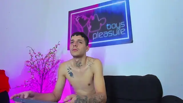 Pleasure_boys_hot 网络视讯表演