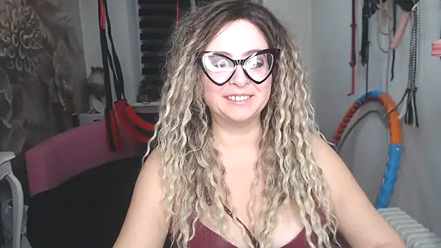 MISSwithDOLLS: онлайн-секс-чат