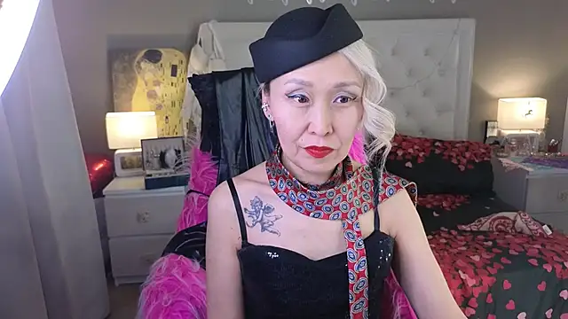 แชท XXX สดของ RoxalanaStar