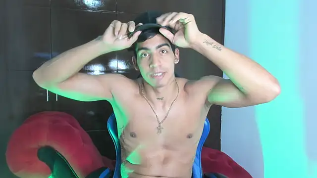 Milo_LatinBoy Adlı Modelin Canlı XXX Sohbeti