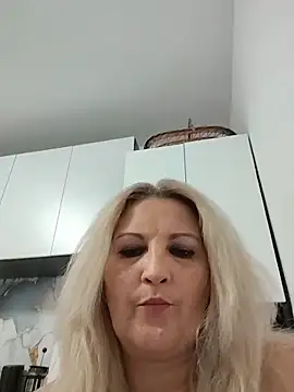 Divineblond Adlı Modelin Canlı XXX Sohbeti