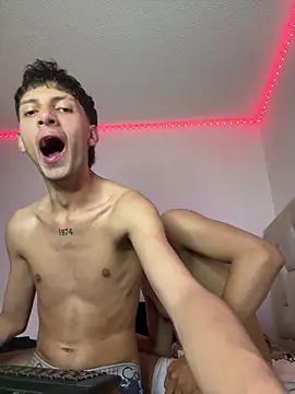 Pertunjukan Kamera Web LYAN_DYLAN