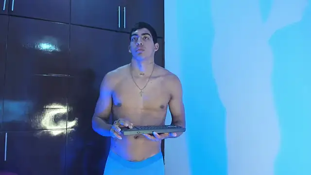 Milo_LatinBoy: онлайн-секс-чат