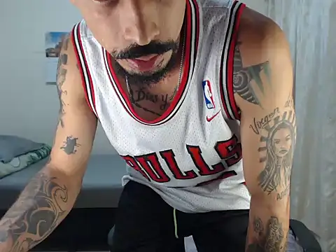 emiliano_hottt's Webcam Show