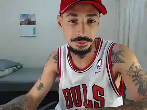 Pokazy przed kamerką – emiliano_hottt