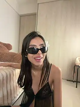 ZaraLuuvのライブXXXチャット