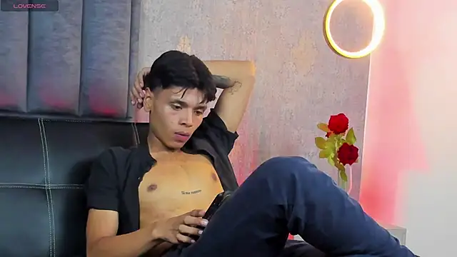 Show modela Alejandroo_Montenegro na web-kameri