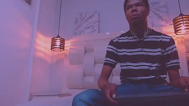 Santiago_Ortiz_ Adlı Modelin Canlı XXX Sohbeti