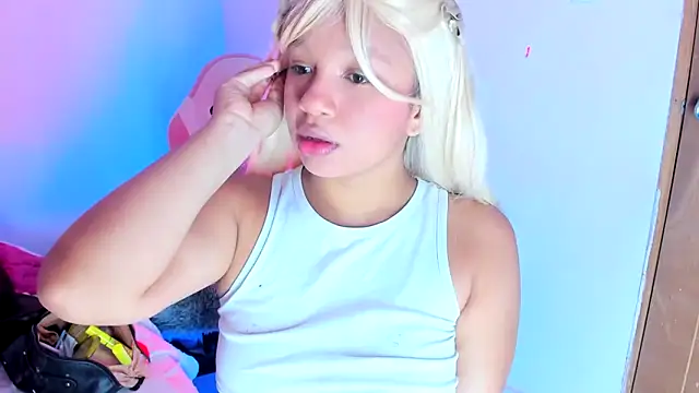 Emily_Coper18 Adlı Modelin Canlı XXX Sohbeti